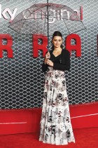 الممثلة الإسبانية بينيلوبي كروز لدى حضورها العرض الأول لفيلم (فيراري)، بوسط لندن. (ا ف ب)