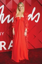 الممثلة الأمريكية غوينيث بالترو لدى وصولها إلى حفل توزيع جوائز الموضة لعام 2023 في لندن. (ا ف ب)