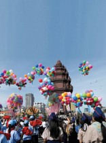 إطلاق بالونات عند النصب التذكاري للاستقلال خلال الاحتفال بعيد استقلال كمبوديا الـ 69 في بنوم بنه -ا ف ب