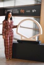 الممثلة الإسبانية بلانكا سوروا تروج لفيلم «لوس دومينغوس» «أيام الأحد» خلال مهرجان سان سيباستيان السينمائي الدولي في إسبانيا. ا ف ب