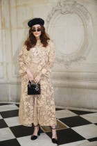 أرايا هارجيت خلال عرض مجموعة  Dior Haute Couture لخريف وشتاء 2023-2024 في باريس. (رويترز)