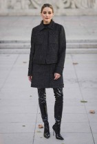 الممثلة الأمريكية أوليفيا باليرمو خلال جلسة تصوير قبل عرض تصميم إيلي صعب لمجموعة ربيع وصيف 2026 ضمن أسبوع الموضة في باريس. ا ف ب