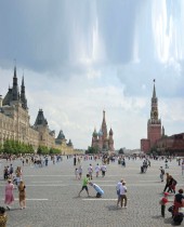 الناس يزورون الساحة الحمراء ويبدو متجر GUM وكاتدرائية القديس باسيل وبرج الكرملين سباسكايا في وسط موسكو  (ا ف ب)