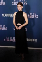 الممثلة الأمريكية كيت مارا لدى حضورها العرض الخاص لفيلم «كلنا غرباء»  في لوس أنجلوس. «ا ف ب»