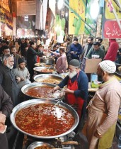 يشتري المسلمون وجباتهم السحورية قبل الفجر في شارع كارتاربورا للطعام في روالبندي. (ا ف ب)