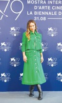 المخرجة أوليفيا وايلد خلال حضورها عرض فيلم «لا تقلق حبيبي» خارج منافسة مهرجان البندقية السينمائي بإيطاليا (رويترز)