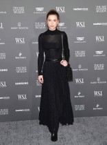 عارضة الأزياء الأمريكية إيف جوبز لدى وصولها لحضور حفل جوائز وول ستريت جورنال 2022 في متحف الفن الحديث بنيويورك -ا ف ب