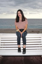 الممثلة الفرنسية أليس فيال خلال جلسة تصوير لفيلم «النفس المثالية» ضمن فعاليات مهرجان سينيرومان السينمائي، في مدينة نيس الفرنسية. ا ف ب