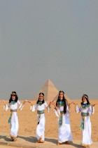 فتيات مصريات يرتدين أزياء فرعونية أمام أهرامات الجيزة «جنوب غرب» العاصمة المصرية القاهرة. ا ف ب