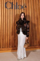 الممثلة الفرنسية ألما جودوروفسكي خلال جلسة تصوير قبل عرض إبداعات كلوي ضمن أسبوع الموضة في باريس. ا ف ب