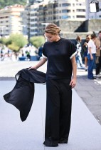 الممثلة والمنتجة الأمريكية جينيفر لورانس تلتقط صوراً قبل ساعات من حصولها على جائزة دونوستيا تقديراً لمسيرتها السينمائية خلال مهرجان سان سيباستيان السينمائي في إسبانيا. ا ف ب