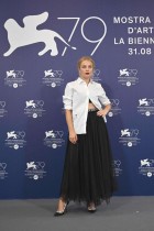 الممثلة السويدية إيدا إنجفول أثناء التقاط صورة لفيلم (The Kingdom Exodus) الذي تم عرضه خارج المنافسة خلال مهرجان البندقية السينمائي، إيطاليا. (ا ف ب)