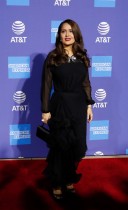 الممثلة سلمى حايك خلال حضورها حفل توزيع جوائز مهرجان بالم سبرينغز السينمائي الدولي لعام 2020 في، كاليفورنيا. رويترز