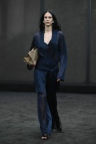 عارضة الأزياء والممثلة الفرنسية أيميلين فالاد تسير على منصة عرض أزياء فيراغامو خلال أسبوع الموضة النسائي في ميلانو. ا ف ب