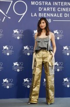 الممثلة جيما تشان خلال حضورها عرض فيلم «لا تقلق حبيبي» خارج منافسة مهرجان البندقية السينمائي بإيطاليا (رويترز)