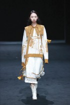 عارضة أزياء تقدم إبداعًا من مجموعة إنها حقيقية للمصمم تشيو وينينغ خلال أسبوع الموضة الصيني في بكين. ا ف ب