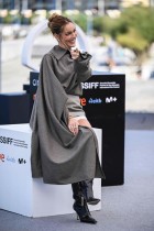 الممثلة الإسبانية أليخاندرا أونييفا خلال جلسة تصوير للترويج لفيلم «تشريح لحظة» خلال مهرجان سان سيباستيان السينمائي في إسبانيا. ا ف ب