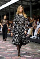 عارضة أزياء تقدم ابتكار المصممة فيرجيني فيارد كجزء من عرض مجموعة هوت كوتور في باريس. رويترز