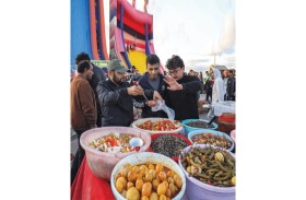 بائع يبيع مخللات خلال شهر رمضان المبارك في كشك بالقرب من سوق السمك في مدينة بنغازي شمال شرق ليبيا. (ا ف ب)