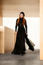 عارضة الأزياء جيجي حديد تقدم ابتكارًا من مجموعة فرزاتشي لخريف و شتاء 2021-2022 في أسبوع الموضة في ميلانو، إيطاليا. رويترز