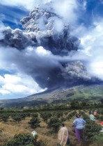 جبل سينابونغ ينثر الرماد البركاني في كارو ، مقاطعة سومطرة الشمالية ، إندونيسيا.  رويترز