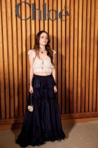 الممثلة الأمريكية مولي جوردون خلال جلسة تصوير قبل عرض إبداعات كلوي ضمن أسبوع الموضة في باريس. ا ف ب