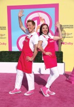 جيمي وفلو يقفان على السجادة الوردية لحضور العرض العالمي الأول لفيلم «باربي» في لوس أنجلوس. (رويترز)