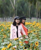 فتاتان تلتقطان صورا  خلال مهرجان الزهور في منطقة مي لينه بضاحية هانوي «ا ف ب»