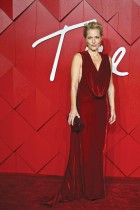 الممثلة البريطانية جيليان أندرسون لدى وصولها إلى حفل توزيع جوائز الموضة لعام 2023 في لندن. (ا ف ب)