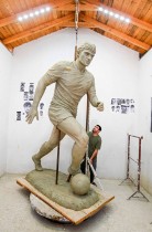 النحات الكوسوفي أغرون بلاكوري يعمل على تمثال فاضل فوكري ، الرئيس الراحل لاتحاد كرة القدم في كوسوفو وأحد أبرز الرياضيين في ورشته في قرية ليتانك. ا ف ب 