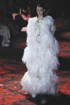 عارضة تقدم زيا من إبداع يويما ناكازاتو خلال أسبوع الأزياء الراقية لخريف وشتاء 2023-2024 في باريس ,ا ف ب