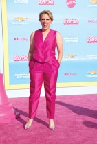 كيت ماكينون تقف على السجادة الوردية لحضور العرض العالمي الأول لفيلم «باربي» في لوس أنجلوس. (رويترز)