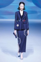 عارضة تقدم إبداعًا لكأس نانشان للأزياء، وهو أول نهائي لمسابقة تصميم الملابس الرسمية الصينية، خلال أسبوع الموضة الصيني في بكين. ا ف ب