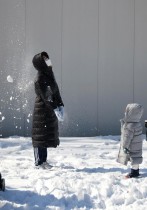 امرأة تلعب مع طفلها في يوم شتاء بارد وسط جائحة فيروس كورونا في حديقة في سيول، كوريا الجنوبية. «رويترز»