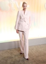 الممثلة البريطانية غويندولين كريستي لدى حضورها حفل توزيع جوائز إيمي على Apple TV+ في ويست هوليوود. ا ف ب