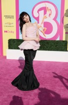 دوف كاميرون تقف على السجادة الوردية لحضور العرض العالمي الأول لفيلم «باربي» في لوس أنجلوس. (رويترز)