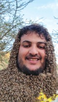 مربي النحل اليمني عبد الجبار الغولي، 28 عامًا ، يلتقط صورة سيلفي بينما يزحف النحل على وجهه.  (رويترز)