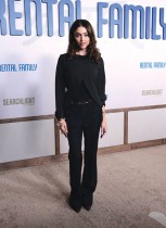 الممثلة الأمريكية كلارا ويلسي تحضر العرض الأول لفيلم «عائلة للإيجار» في مسرح DGA في لوس أنجلوس. ا ف ب