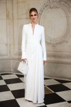 كيارا فيراجني خلال عرض مجموعة  Dior Haute Couture لخريف وشتاء 2023-2024 في باريس. (رويترز)