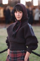 الممثلة اليابانية أسامي ميزوكاوا تصل إلى عرض أزياء بربري لربيع وصيف 2026 خلال أسبوع الموضة في لندن. رويترز