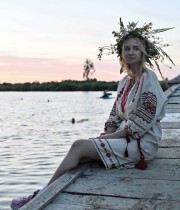فتاة ترتدي الملابس الأوكرانية التقليدية ضمن احتفالات كوبالا الليلية بعد التطوع لإزالة الحطام من المباني المدمرة في منطقة تشيرنيهيف. (ا ف ب)