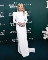عارضة الأزياء الأمريكية مولي سيمز لدى حضورها حفل Baby2Baby لعام 2023 في لوس انجلوس ويكرم حفل هذا العام الممثلة المكسيكية الأمريكية سلمى حايك. (ا ف ب)