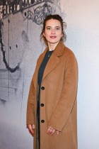 الممثلة الفرنسية ريبيكا ماردر لدى حضورها فعالية احتفالاً بمرور 130 عاماً على السينما، في مسرح غراند ريكس في باريس. ا ف ب