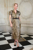 لوسي دي لا فاليز خلال عرض مجموعة Dior Haute Couture لخريف وشتاء 2023-2024 في باريس. (رويترز)