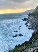 الأمواج تتحطم على الشاطئ بينما اجتاحت عاصفة عاتية، مقاطعة كيري، أيرلندا.   رويترز