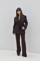 الممثلة الإيطالية مونيكا بيلوتشي لدى وصولها إلى عرض جاكيموس للملابس الرجالية لربيع وصيف 2024 كجزء من أسبوع الموضة في باريس. (ا ف ب)
