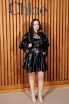 الممثلة البريطانية إيمي لو وود خلال جلسة تصوير قبل عرض إبداعات كلوي ضمن أسبوع الموضة في باريس. ا ف ب