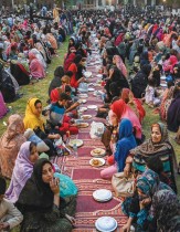 مصلون مسلمون يجتمعون لتناول الإفطار خلال شهر رمضان المبارك في لاهور باكستان. (ا ف ب)