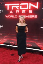 الممثلة الأمريكية جيليان أندرسون لدى حضورها العرض الأول لفيلم ديزني »ترون: آريس» في هوليوود، كاليفورنيا.ا ف ب