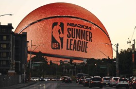 أُضيئت ساحة MSG  الكروية، وهي ساحة ترفيهية موسيقية جديدة، ككرة سلة للاحتفال بدوري NBA الصيفي لعام 2023 في لاس فيغاس. (ا ف ب)